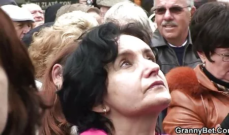 上品な成熟した黒人女性は堕落したスーツで性交する彼女の夫を誘惑する エロ 動画 イケメン