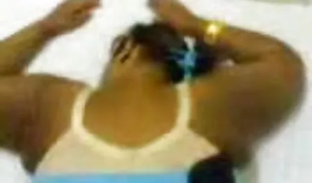 ブロンドと偽のおっぱいmasturbates滑りのためのポルノの面接 えろ イケメン 動画