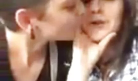 バスルームから若いポルノモデルとできるだけ早く男とクソを開始 おっぱい 動画 イケメン