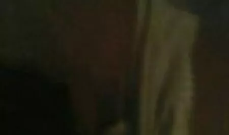 かわいい若い金髪広がり彼女の足の前にアジアと提供の性別 エロ 動画 美男 美女