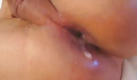 ボーイフレンドは、若い日本人女性の猫を剃って、バイブレータでそれを奪う アダルト 動画 無料 イケメン