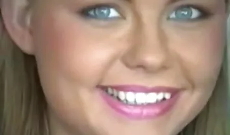 小さな堕落したおっぱいを持つブロンドは、あなたの好きな都市に行く、彼女 エロ 動画 イケメン