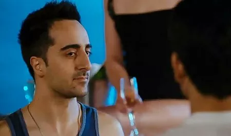 椅子の上にバイブレーターで彼女の空想を満たすために独身女性 イケメン えっち 動画