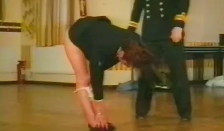 成熟したポルノスターは、男の巨根ので、油で彼女の猫を置き換えます エロ 動画 イケメン オナニー