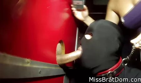 成熟した恥知らずの主婦は、隣人の男とcumsとベッドの上でファックします イケメン 動画 素人