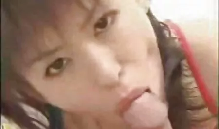 巨乳の若いポルノスターは、コックを撫でて、猫でそれに座っています エロ 動画 アニメ イケメン