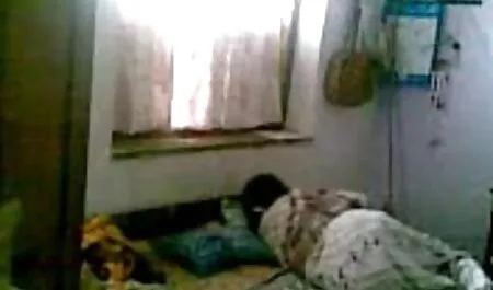 成熟したブルネットの猫は、ホテルの部屋のベッドの上でストロークするのが大好き 無料 イケメン エロ