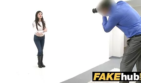 屈辱的な成熟した女性は、ベッドの上に癌を立って、後ろから黒人男性のコックを取っています av 無料 イケメン