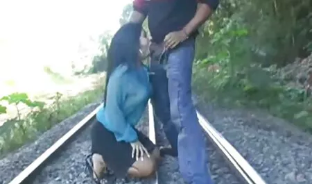 日本のミルク。 入れ墨で優しく隣人のコックを吸う イケメン 熟女 動画