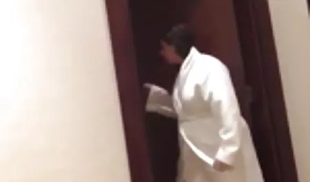 小柄な女の子と彼女のお尻引き裂かれたアップによってa巨大な男根 イケメン エロ 動画 無料