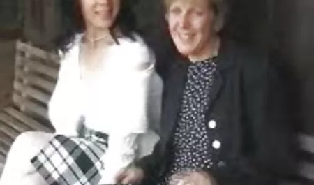 カップルはベッドの上で性交し、彼らが性交するように鏡を見た イケメン エロ 無料