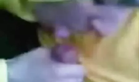 キャスティングの若い女の子は有名になり、ポルノ業界でキャリアを築きたい av 無料 イケメン