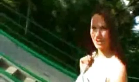 若いセクシーなブロンドは、巨乳と乳首を愛撫し、彼女のLにバイブを挿入します。 イケメン 高校生 エロ 動画