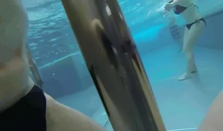 成熟したふしだらな女は巨大なstraponを使用してお尻で彼女の彼女を性交します イケメン エロ ビデオ