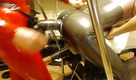 息子のコックニーズを吸い込む若いアマチュアとメガネ 無料 イケメン エッチ 動画