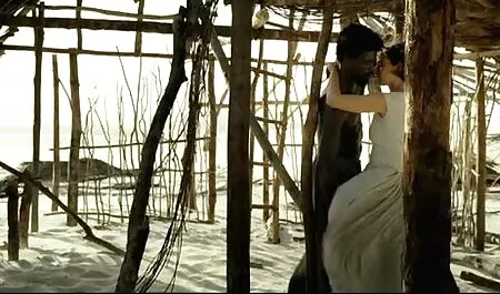 男の大きなは、車のホイールの後ろに右手で女の子になるつもりです 無料 エロ サイト イケメン