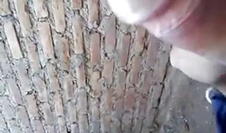 成熟した女性は彼女の夫の男根を吸い、後ろからクールな性交を見越して後背位になります 女性 アダルト イケメン