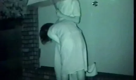 入れ墨赤毛ふしだらな女はベッドの上で彼女の恋人とクールな性交を手配 イケメン 動画 素人