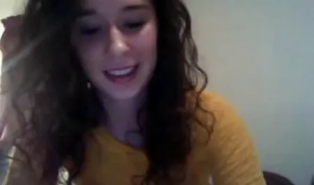 Unchained若いふしだらな女は、高速道路の近くのお尻に乗って彼女の妹を運転しています エロ 動画 イケメン セックス