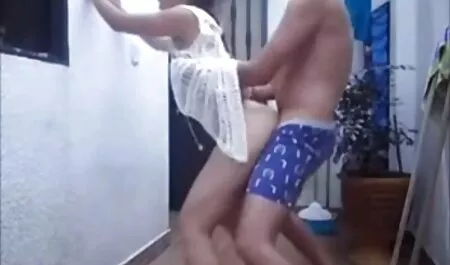 若い赤毛の美しさとそばかすは経験豊富な男のために大きなコックを持っています h な 動画 イケメン