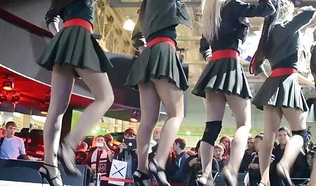 美しい湯たんぽは、ソファの上にお尻に餃子を取ります セックス イケメン 無料