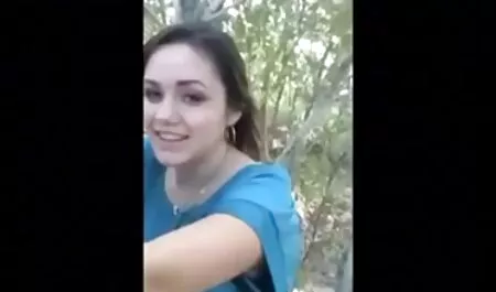 雌犬は巨大なディルドで彼女の猫を広く開き、優しく彼女にバイブレータをこすります イケメン av 無料