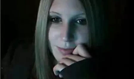 バスルームでシャワーで放尿を過ごす女の子の素敵な剃毛した猫 無料 イケメン アダルト