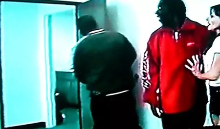 ベッドの上で女の子の前で癌に立っている成熟した女性と自分自身を指させる 無料 えろ イケメン