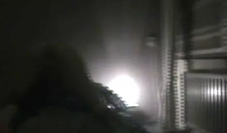 若い日本の女の子は、お尻にボールを突き出し、彼女のL.をジャークする。 エロ 動画 童貞 イケメン