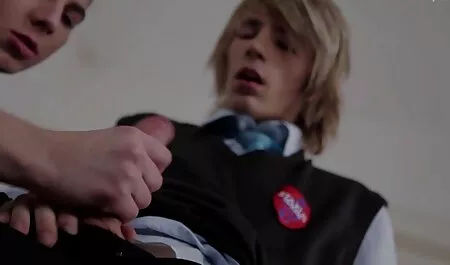 ベテランは、若い女の子と情熱的な妹の狭い猫に浸透し、その 女性 av イケメン