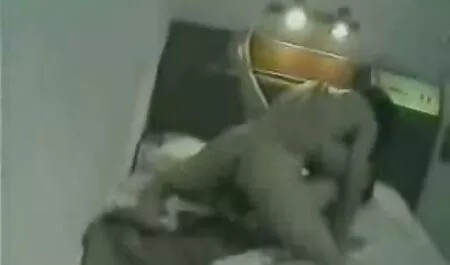 若いブロンドは、陰茎の下に彼女のタイトなお尻を置く イケメン 高校生 エロ 動画