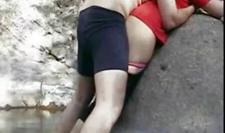 激しくジャークし、尿を排尿した犬は、床から私の舌全体を舐めました イケメン と 美女 エロ 動画