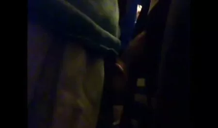 若幅は男とベッドの上にクールな性別を示しています エロ 動画 イケメン 激しい