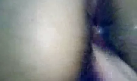 若いブロンドは彼女のお尻に油を塗って兼肛門 無料 エロ イケメン