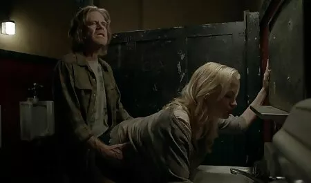 メガネの若いふしだらな女は、お尻で性交する彼女の彼氏のコックと後背位を吸う エロ 動画 イケメン 3p