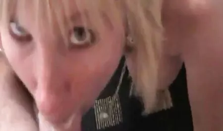 ベッドに成熟したブロンドを入れて男と精力的に、妹、その様々なポーズで エロ 動画 イケメン 無料