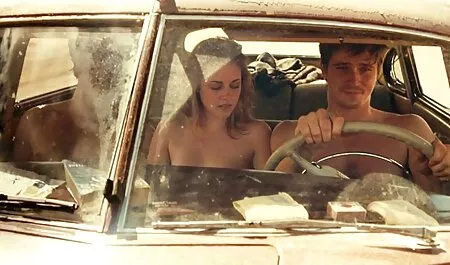 セクシーな若いふしだらな女は熱心に壁に穴の中にコックを吸う イケメン 彼氏 エロ 動画