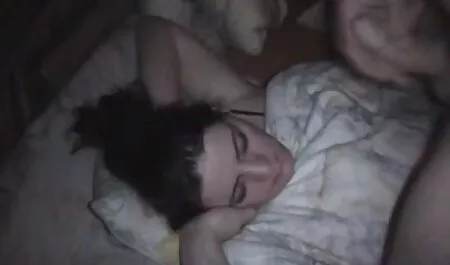 若い,ふしだらな女,注ぎます,小便でザガラスとともにa handjobそしてそこからそれを飲む イケメン 無料 アダルト 動画