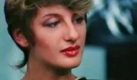 若くて小柄なブロンドは、男のハードコックにタイトなlと座っていました イケメン え ろ