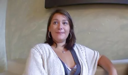 大人のマッサージ、彼の足と彼の貪欲な妹でクライアントのチンポをマッサージし、お風呂の後に彼と一緒に イケメン 熟女 動画