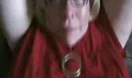 若い女の子とカップルのためのバイブレーターで遊んでいる古い女性と快適な方法でコックを吸う えっち 動画 イケメン