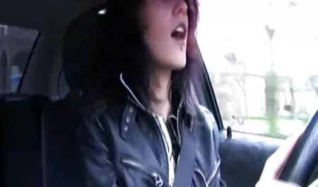 緑の草の真ん中に毛布の上の若いカップル セックス イケメン 無料