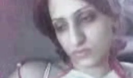 ビジネスの女性は彼女の裸の彼女の魅力を作り、舌で彼女のお尻を舐める エロ アニメ 動画 イケメン