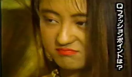 女の子は彼女からウェットパンティーを脱ぎ、彼女のL.指を撫でる イケメン エロ 動画 アニメ