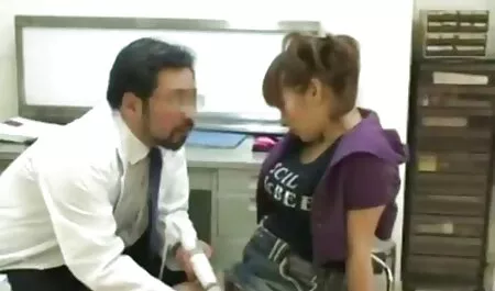 二つのポルノの女の子は、タバコを吸うと恋人のために静かに脱衣 エロ 動画 イケメン セックス