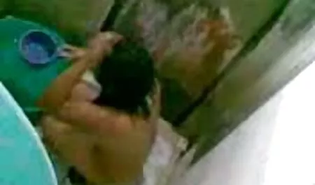 大きな黒いコック、ベッドの上で成熟したインドの女性と彼女の容赦なくレイプ 美男 美女 えろ 動画