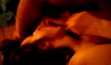 ポルノモデルの女の子と男とのキャスティングで若い妹の出場者 エロ 動画 イケメン 激しい