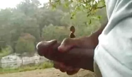 黒人はコンドームなしでお尻の性交のための熱い白を拾った 美男 美女 えろ 動画