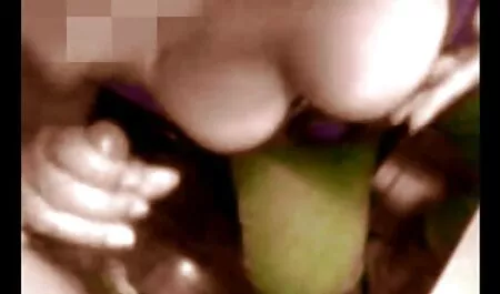 寝室での深いフェラのための素敵なお尻を持つ若いひよこ おっぱい 動画 イケメン