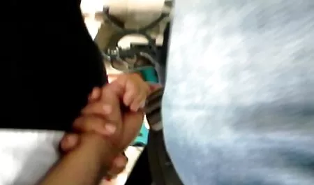 若くて巨乳な金髪のピンクの猫は喜んでモデルを取る エロ 動画 イケメン 3p